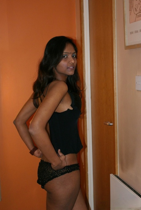 Divya Yogesh pornostar adulta galleria