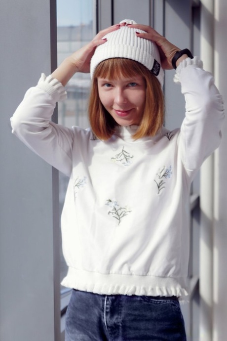 ragazza con i capelli molto corti arte calda foto