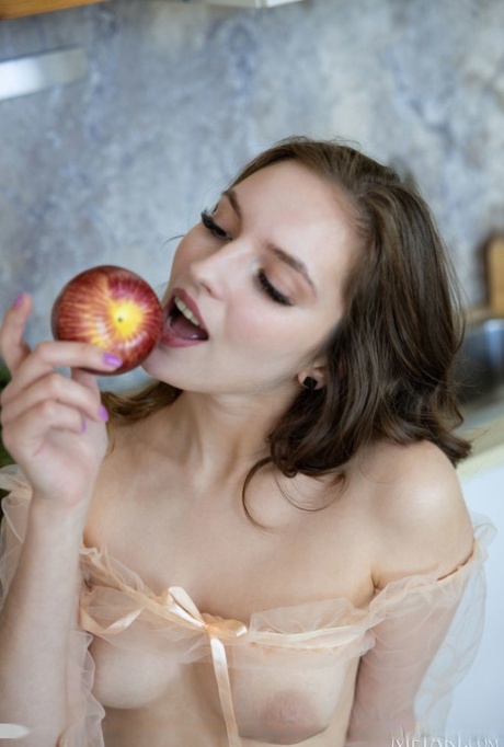 capelli neri labbra rosse caldo nudo galleria