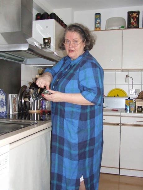 Adolescente bionda con i capelli corti sottosopra del 2001 bello migliore foto