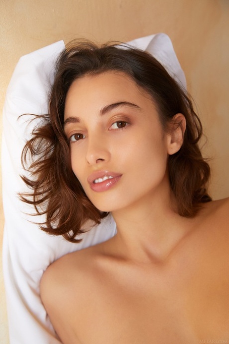 latina con capelli corti fatta in casa bello caldo fotografie